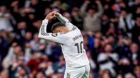 بقبلة وعلى طريقة رونالدو.. مبابي يحتفل بهدفه ويعلق على معادلته رقم “الدون” (فيديو)