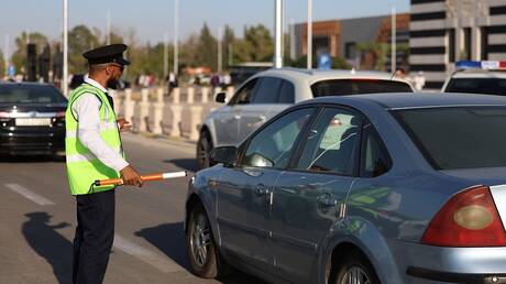 بعد فيديو مثير للجدل.. شرطة حلب تعتقل سائقا هرب بعد تظاهره بالامتثال لشرطي المرور