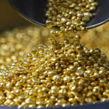 ارتفاع الذهب إلى مستوى قياسي