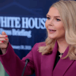 متحدثة البيت الأبيض تسجل سابقة تاريخية بـ”أعظم هدية لعيد الميلاد”