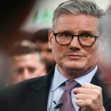 فيديوهات وتغريدات قديمة تطارد ستارمر بسبب ترحيبه الحار بعودة ناشط مصري شهير