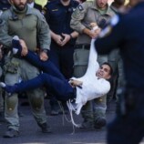 أعلنت الشرطة الإسرائيلية، اليوم، عن اعتقال عدد من المتظاهرين من “الحريديم”، الذين خرجوا للاعتراض على قانون التجنيد.