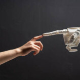 الصين تطور جلدا إلكترونيا عصبيا يسمح للروبوتات الشبيهة بالبشر باستشعار الألم والتفاعل معه!