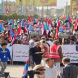 بدء توافد حشود أبناء شبوة إلى موقع المليونية بعتق للمطالبة بإعلان دولة الجنوب العربي