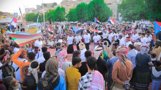 فرقتا القرية والخلافة بمديرية الشحر تشاركان في ساحة الاعتصام بالمكلا برقصات من التراث الشعبي