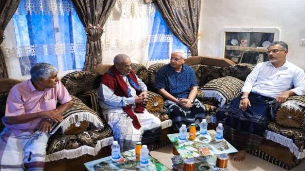 الفريق الرئاسي يطمئن على صحة المناضل الشيخ أحمد محمد بامعلم بالمكلا