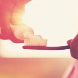 مسحوق مبتكر يبيّض الأسنان ويحمي الفم