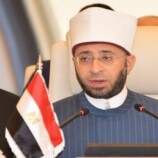 لافتة تغضب المصريين.. صور لوزير الأوقاف تثير جدلا واسعا في مصر