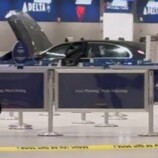 إصابة 6 أشخاص إثر تحطم سيارة في مدخل مطار ديترويت الأمريكي (فيديو)