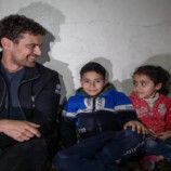 الفنان العالمي ثيو جيمس يزور سوريا للقاء اللاجئين الذين عادوا إلى البلاد (صور)