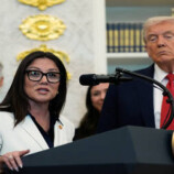 فضيحة في واشنطن.. مطالبة بتوضيحات من وزيرة متزوجة بشأن “علاقة غير لائقة” وإساءة استخدام للموارد