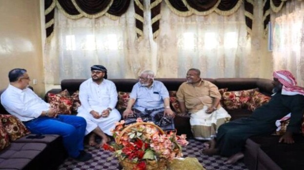 وفد انتقالي حضرموت يزور المناضل الأكتوبري باعثمان
