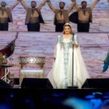 أصالة تلتقي خالها في السعودية بعد 20 عاما من الفراق.. وتشعل مسرح الرياض باللغة التركية! (فيديو)