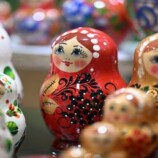 إستونيا… التحقيق مع مواطن حاول “تهريب” 170 دمية روسية إلى البلاد