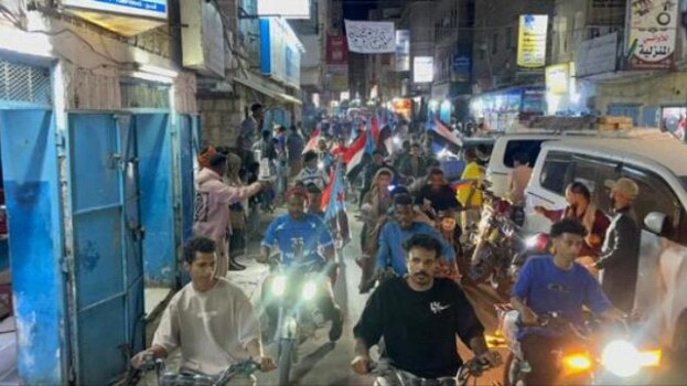 مسيرة جماهيرية بالمكلا دعمًا لقرارات الرئيس الزُبيدي الليلة