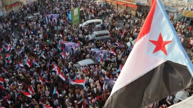 حشود مليونية في المكلا تؤكد “الثبات والتحدي” وتطالب بطرد قوات الاحتلال اليمني وتجدد التفويض للمجلس الانتقالي الجنوبي (بيان)