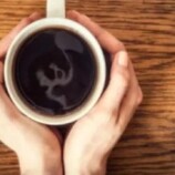 عادات يومية تدمر فوائد قهوتك: متى ولماذا يجب تعديل شربك للقهوة؟