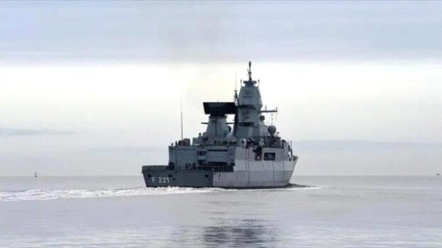 فرقاطة يونانية تؤمن سفنًا تجارية ضمن مهمة “أسبيدس” الأوروبية