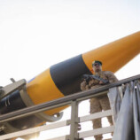 الحرس الثوري الإيراني يكشف تفاصيل هجوم عنيف استهدف إسرائيل: “انتقاما للاريجاني ومرافقيه” (فيديو)