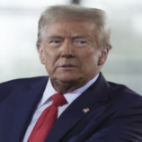 ترامب: إيران هاجمت حاملة طائرات أمريكية من 17 اتجاهاً