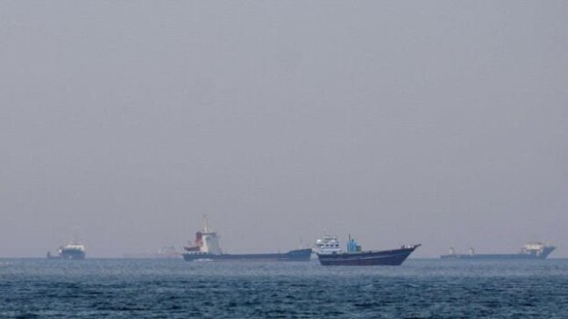 زورق حربي إيراني يهاجم سفينة حاويات قبالة عمان