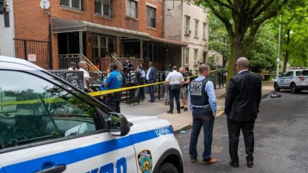 أب يمني يطعن ابنه في حادثة صادمة بنيويورك