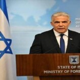 لبيد يهاجم نتنياهو بحدة: أكبر العنصريين في إسرائيل يقبعون في مكتب رئيس الوزراء