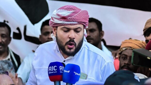 أبناء حضرموت يتحدون الإجراءات الأمنية ويحتشدون في المكلا رفضا للوصاية.