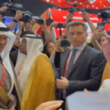 شاهد.. الأمير عبد العزيز يتلقى هدايا تذكارية على هامش منتدى بطرسبورغ