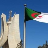 الجزائر.. حفل يثير موجة غضب بعد ظهور العلم الوطني مفروشا على الأرض