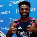 رد فعل فينيسيوس جونيور بعد تجديد عقده مع ريال مدريد (صورة)