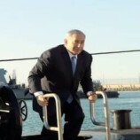“نتنياهو يرسل “الموساد” لإفشال صفقة وقعها سرا لمصر”.. كتاب يكشف تفاصيل فضيحة الغواصات