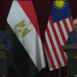 موقف طريف بين السيسي وأنور إبراهيم يغزو السوشيال ميديا (فيديو)