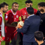 واقعة غريبة في الدوري الأردني.. مسؤول يمنع لاعبا سجل “هاتريك” من الاحتفاظ بكرة المباراة