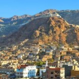 فايننشال تايمز: الحوثيون يحاصرون ثالث أكبر مدينة في اليمن ويقطعون معظم طرق الإمدادات