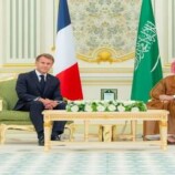 ماكرون يصل الرياض في زيارة مفاجئة و”غير معلن عنها”